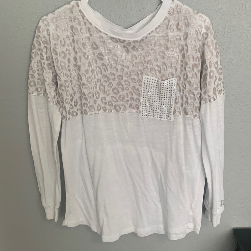 A cute and lovely long sleeve shirt with leopard print. White and silver detail